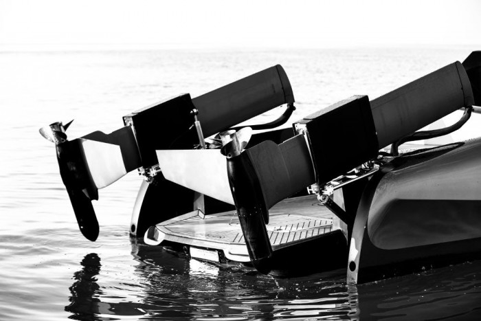 新款时尚混合动力“飞行游艇”：Foiler水翼艇 智能公会