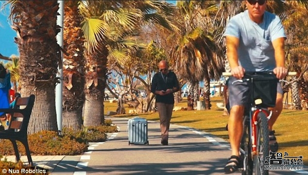 一款能跟随主人步伐而自动行走的行李箱 智能公会