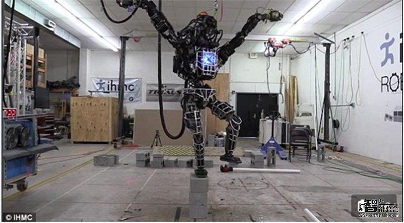 谷歌双足机器人做家务摆Pose 智能公会