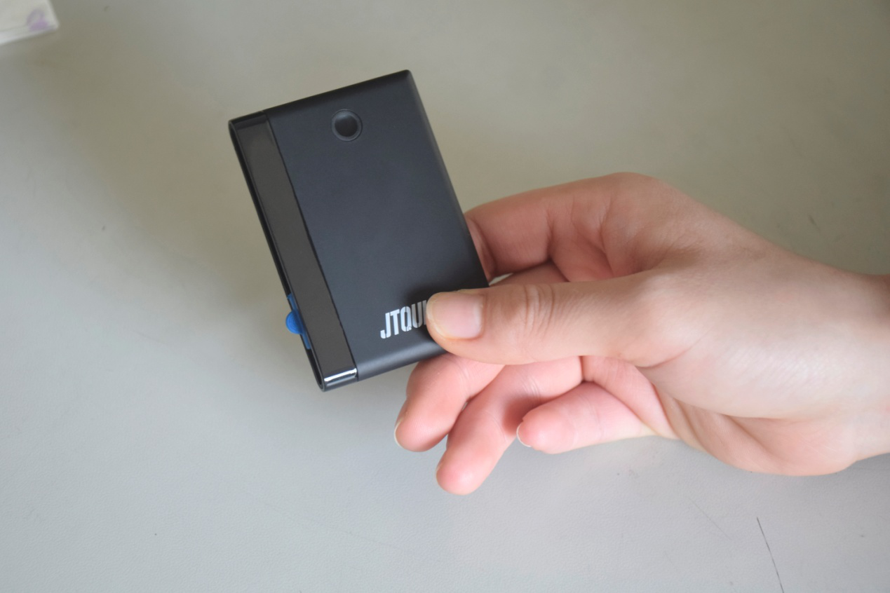 JTQUICK充电宝开箱图赏 比银行卡还小的石墨烯移动电源 智能公会