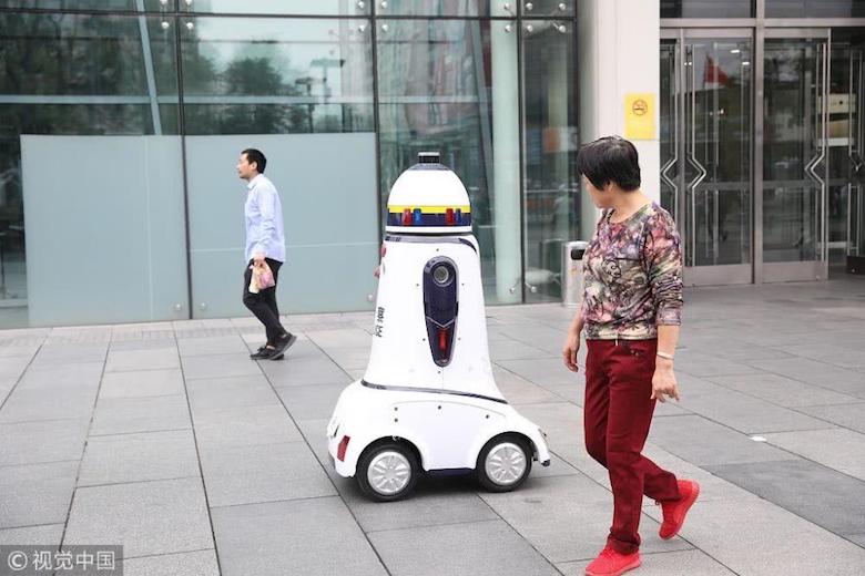 国庆前北京街头添“警力”  机器人“警察”上岗引人注目 智能公会