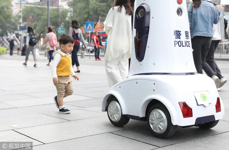 国庆前北京街头添“警力”  机器人“警察”上岗引人注目 智能公会