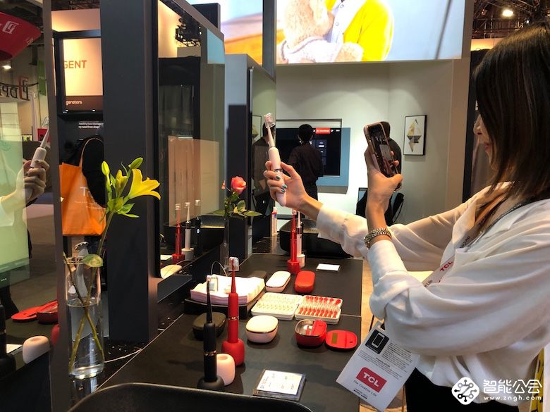 仙女三件套——XESS声波电动牙刷、美妆镜、美容仪首次亮相2019 CES展 智能公会
