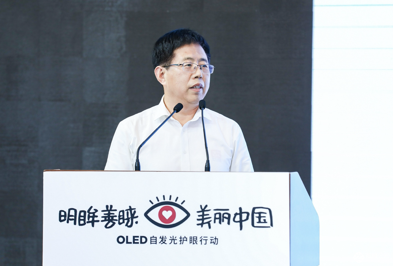 眼健康问题形式严峻，OLED自发光电视低蓝光、无闪烁更护眼 智能公会