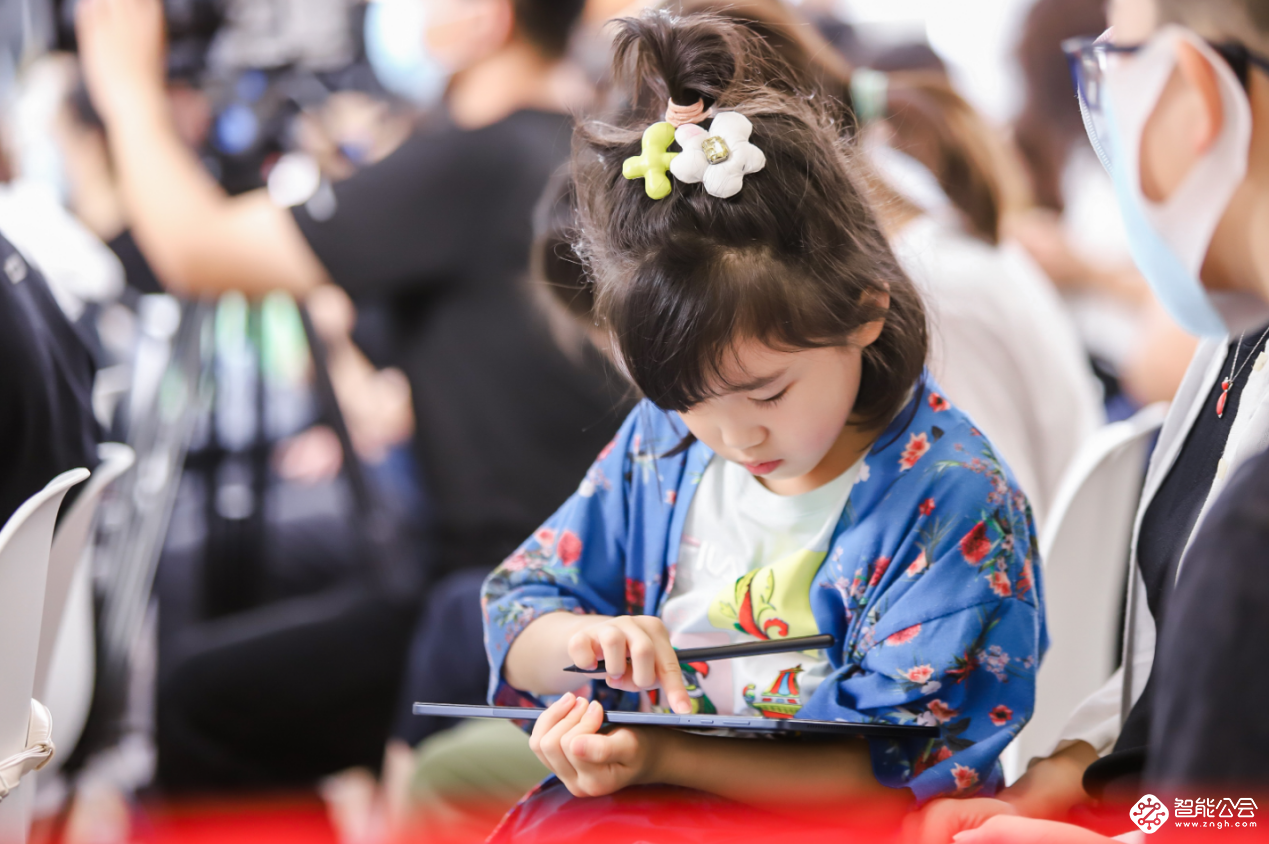 开学季孩子助学新装备 “学霸级平板”荣耀平板8率先树立行业标杆 智能公会