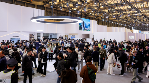在AWE2025体验AI高智感生活，华为鸿蒙智家引...