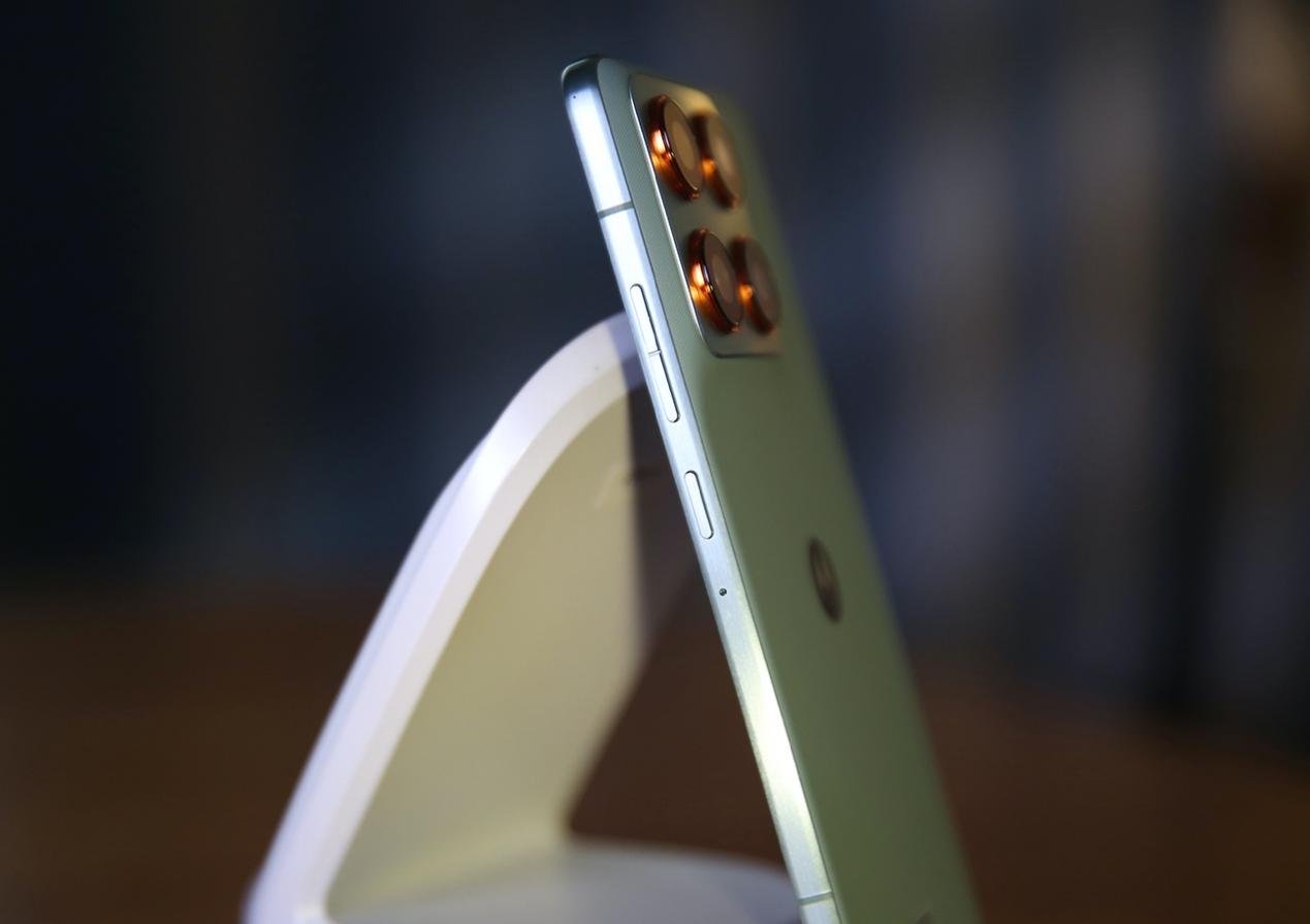 轻薄全能旗舰 体验无短板 联想moto X70 Air AI手机深度评测 轻薄全能旗舰 体验无短板 联想moto X70 Air AI手机深度评测 智能公会