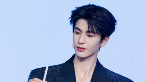 张凌赫同款AI眼镜震撼亮相：联想AI眼镜M1售价... 智能公会 全球智能产品评测和资讯平台