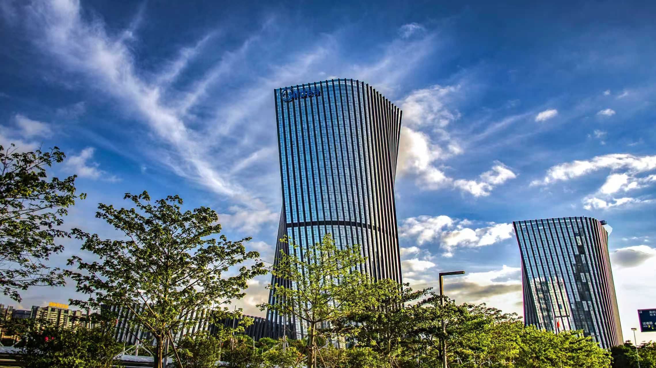 美的集团2025年营收创新高、利润100%分红 落地1.3万个AI智能体 智能公会