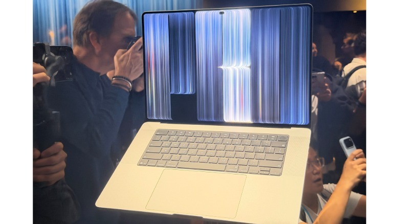发光Logo回来了！触屏MacBook Pro抢先体验 智能公会